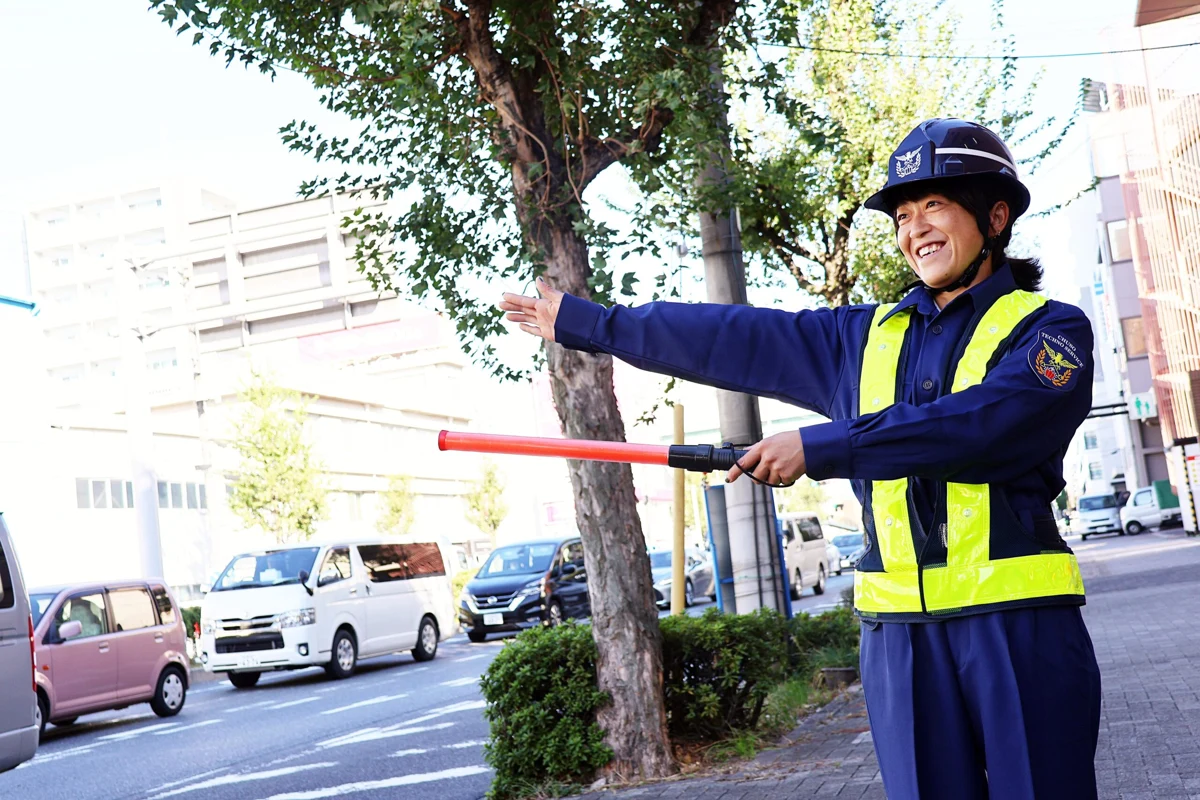 現場で誘導するCTSの警備員